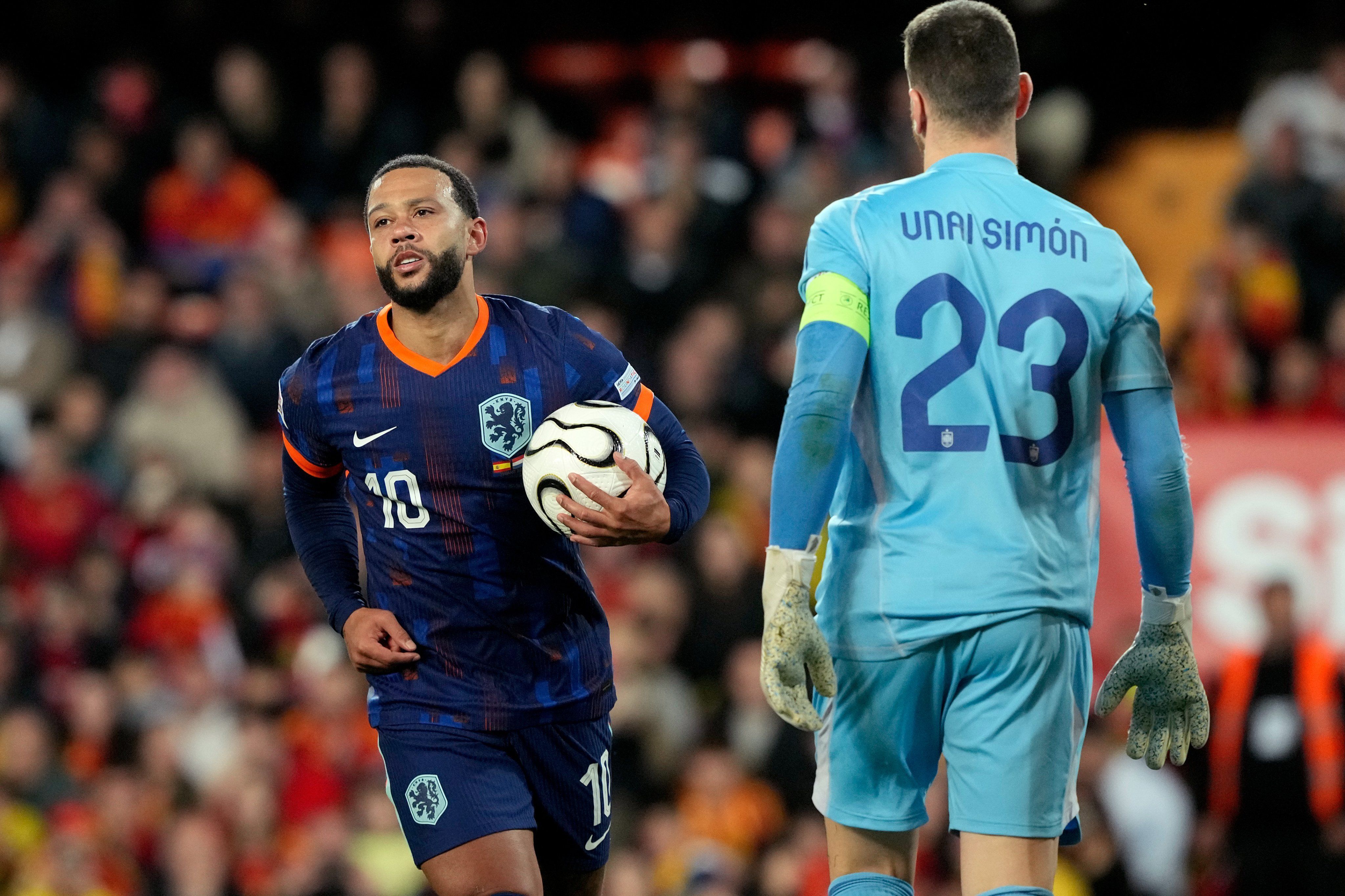 Memphis Depay celebra seu gol de pênalti contra a Espanha