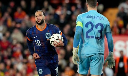 Memphis Depay celebra seu gol de pênalti contra a Espanha