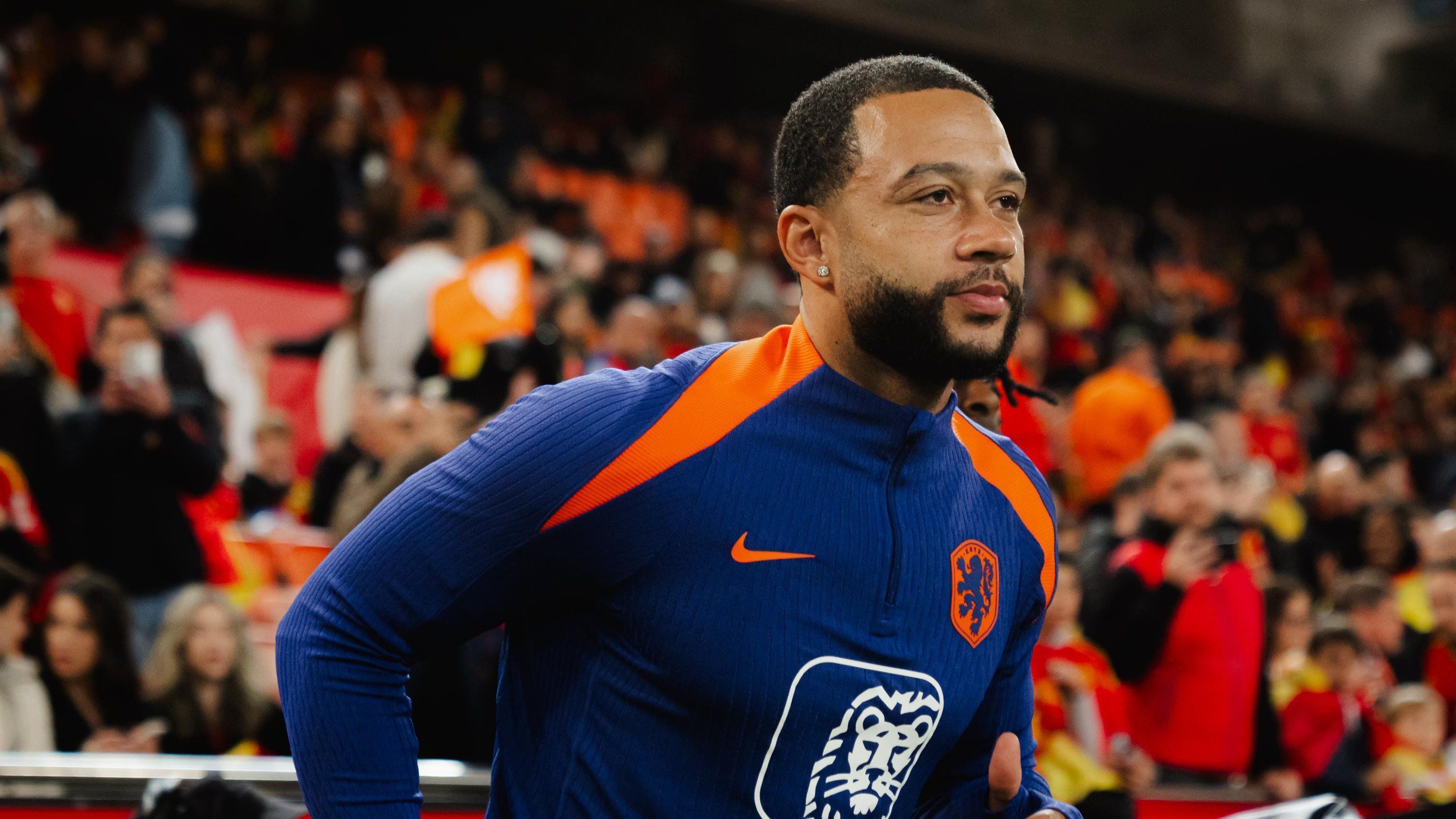 Memphis Depay se aquece no Mestalla, antes do duelo entre Espanha e Holanda