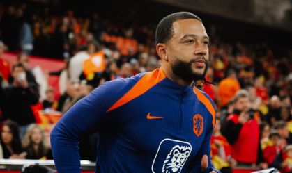 Memphis Depay se aquece no Mestalla, antes do duelo entre Espanha e Holanda