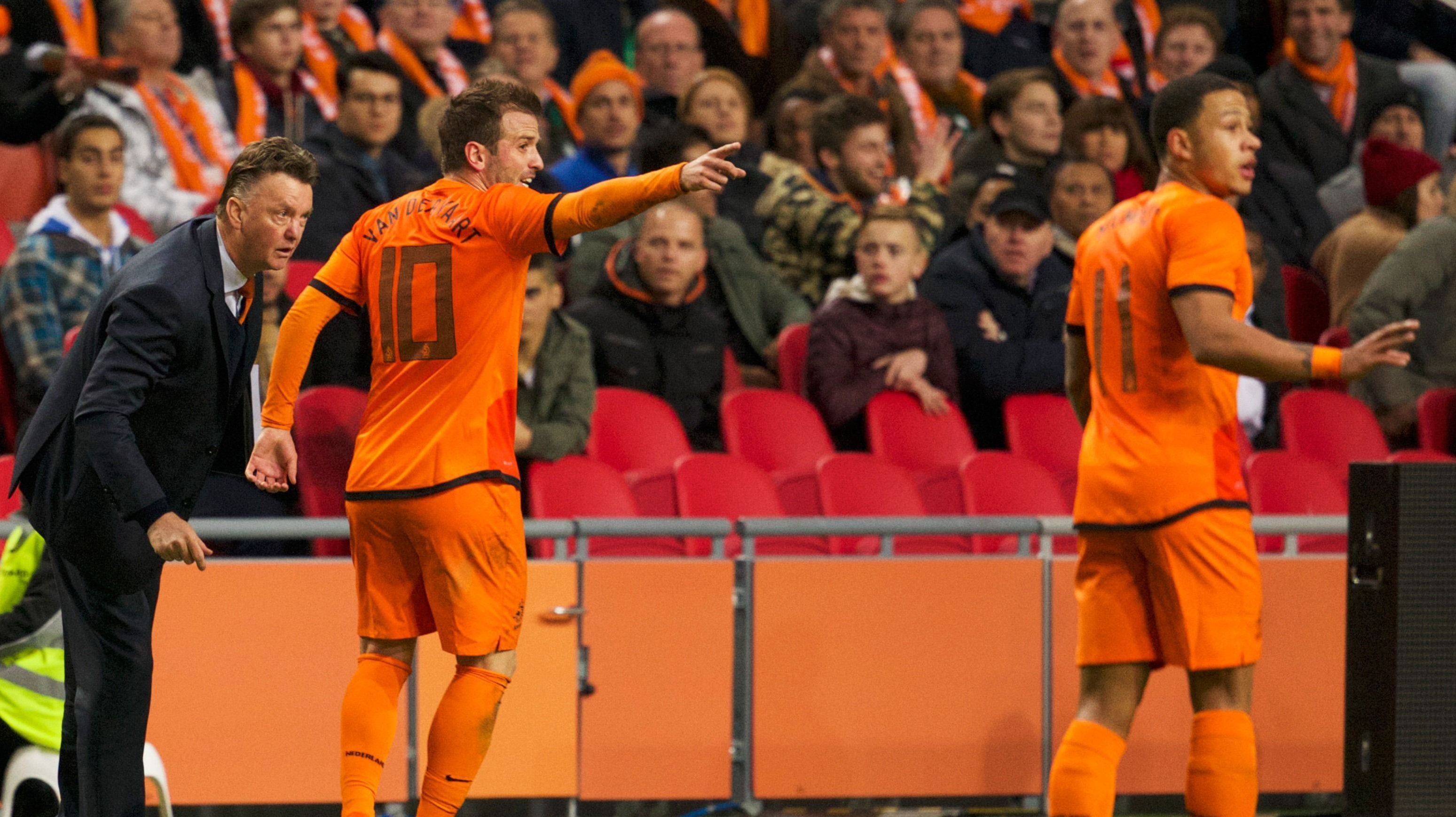 Memphis Depay (dir.) e Rafael Van der Vaart em ação pela Holanda em 2013
