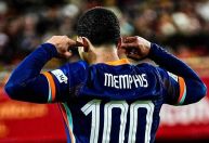 Memphis Depay recebe homenagem após completar 100 jogos pela Holanda; veja