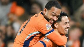 Memphis e Reijnders comemoram gol da Holanda contra a Espanha