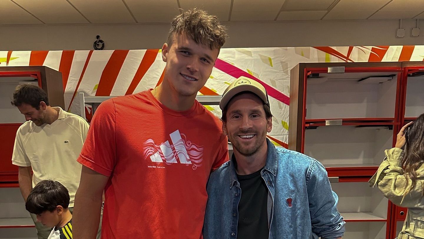 Mensik e Messi após a vitória do tcheco na semifinal do Miami Open