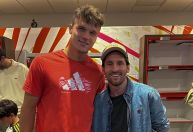 Após conhecer Messi, Mensik tenta derrubar o ídolo Djokovic no Miami Open