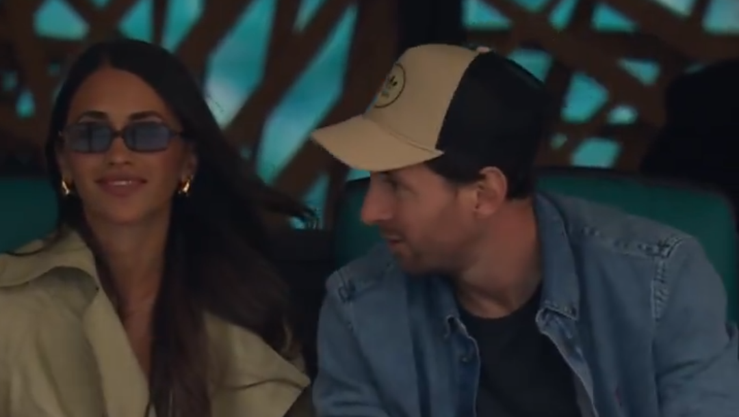 Messi e Antonela Roccuzzo durante o jogo de Novak Djokovic no Miami Open