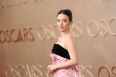 Mikey Madison, a protagonista de &quot;Anora&quot;, utilizou um vestido rosa e preto no tapete vermelho do Oscar 2025