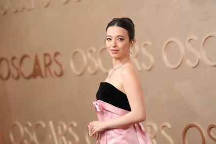 Mikey Madison, a protagonista de &quot;Anora&quot;, utilizou um vestido rosa e preto no tapete vermelho do Oscar 2025
