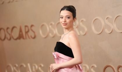 Mikey Madison, a protagonista de "Anora", utilizou um vestido rosa e preto no tapete vermelho do Oscar 2025