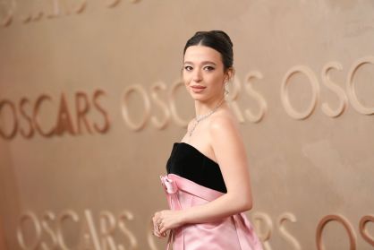Mikey Madison, a protagonista de "Anora", utilizou um vestido rosa e preto no tapete vermelho do Oscar 2025