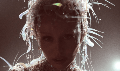 Inspirado em Pink Floyd, Miley Cyrus lança álbum "Something Beautiful"