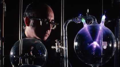 O químico americano Stanley Miller, usando equipamento de laboratório original, recria o experimento Miller-Urey, que apoiou a teoria científica de que a vida poderia surgir de moléculas não vivas