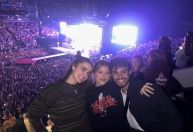 "Minha Culpa": atores das duas versões do filme posam juntos em show; veja