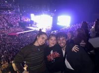 "Minha Culpa": atores das duas versões do filme posam juntos em show; veja