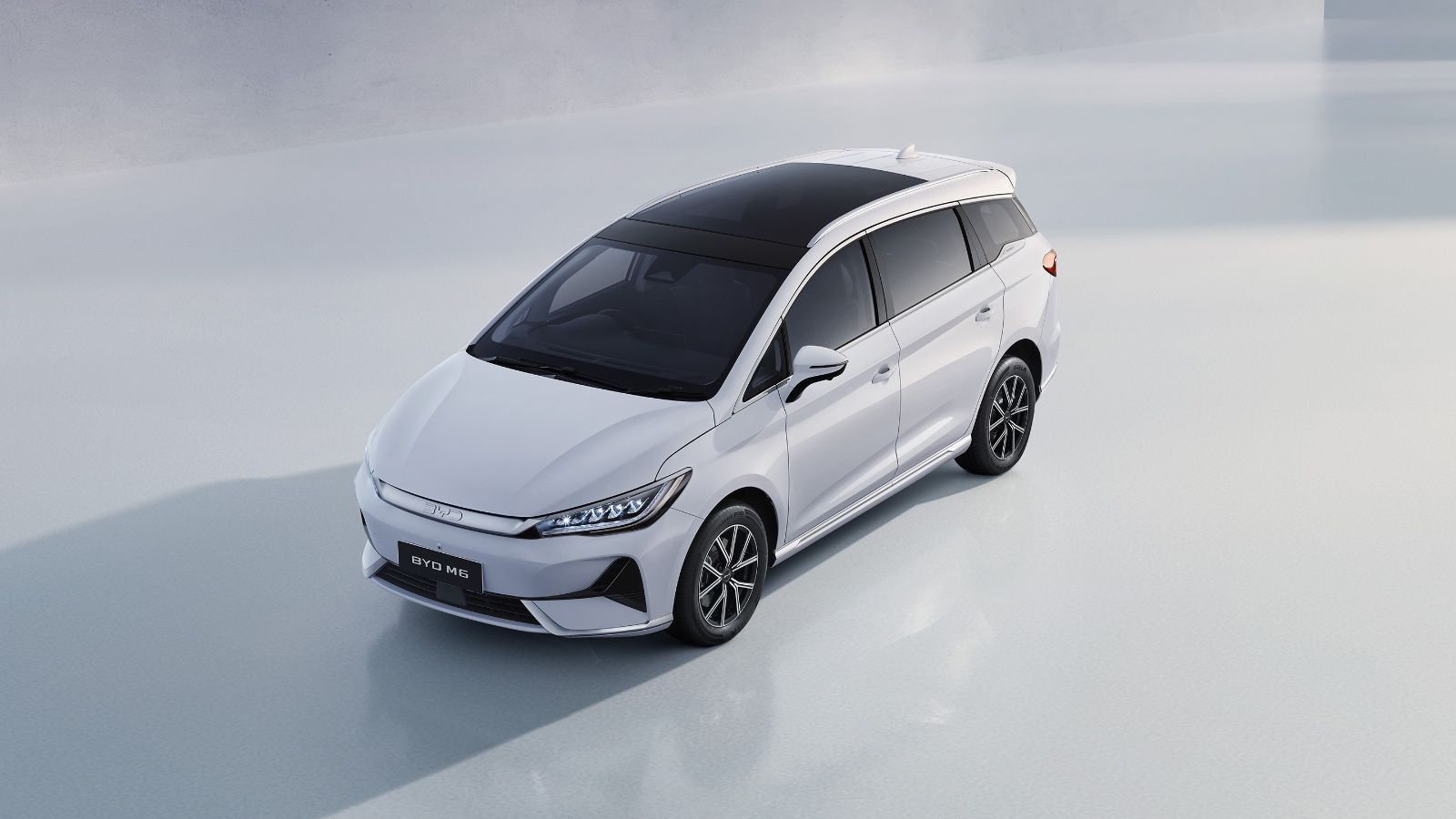 BYD M6 é uma minivan 100% elétrica