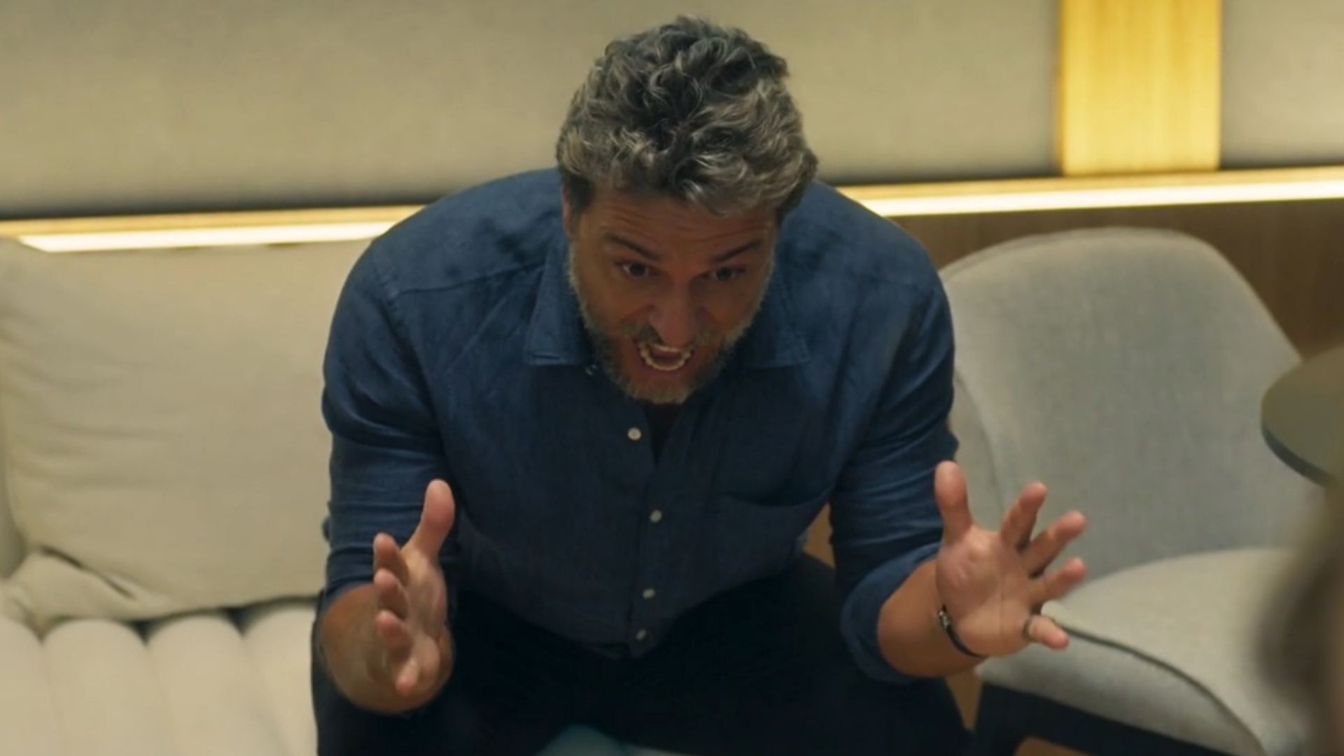 Amante secreta rouba tudo de Molina em "Mania de Você"