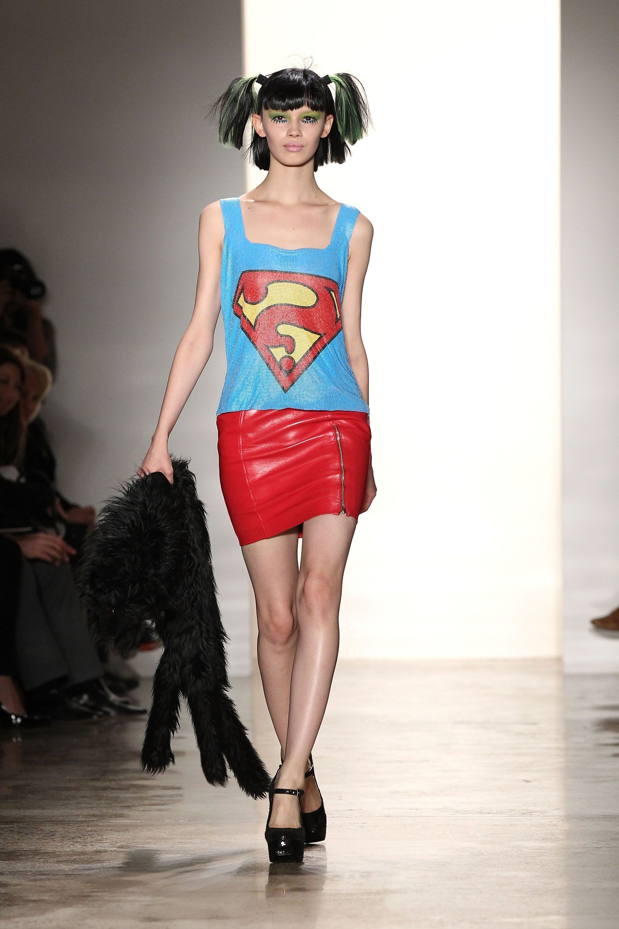 Desfile assinado por Jeremy Scott na New York Fashion Week de 2011 • Dario Cantatore/Getty Images