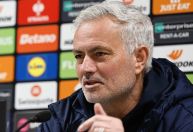 Mourinho detona jogador do próprio time: "Chega atrasado e acima do peso"