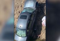 Mulher sobrevive após ficar seis dias presa em carro nos EUA