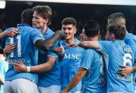 Napoli bate Fiorentina e segue na cola da líder Inter na Serie A