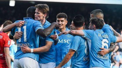 Napoli bateu a Fiorentina e segue na cola da Inter de Milão
