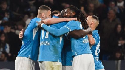 Napoli bateu o Milan e segue na cola da Inter