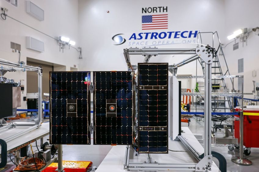Um dos satélites PUNCH pode ser visto com seus painéis solares implantados • Alex Valdez/USSF 30th Space Wing/NASA