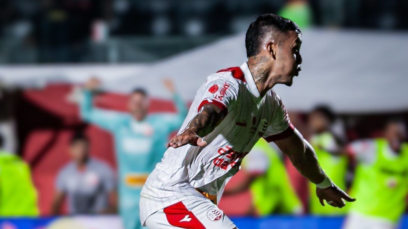 Hélio Borges comemora gol do Náutico sobre o Vitória na Copa do Brasil