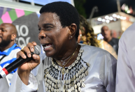 Neguinho da Beija-Flor é ovacionado em sua despedida da Sapucaí