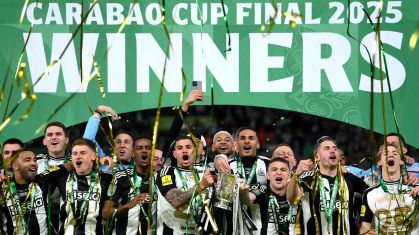 Brasileiro Bruno Guimarães levanta o troféu do Newcastle, campeão da Copa da Liga Inglesa