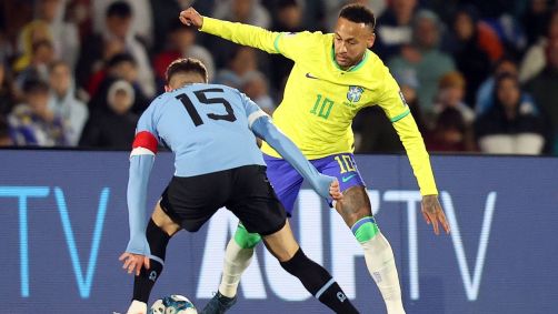 Neymar e Valverde durante o duelo entre Brasil e Uruguai, em outubro de 2023