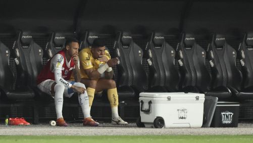 Neymar no banco de reservas durante confronto entre Santos e Corinthians pelo Paulista