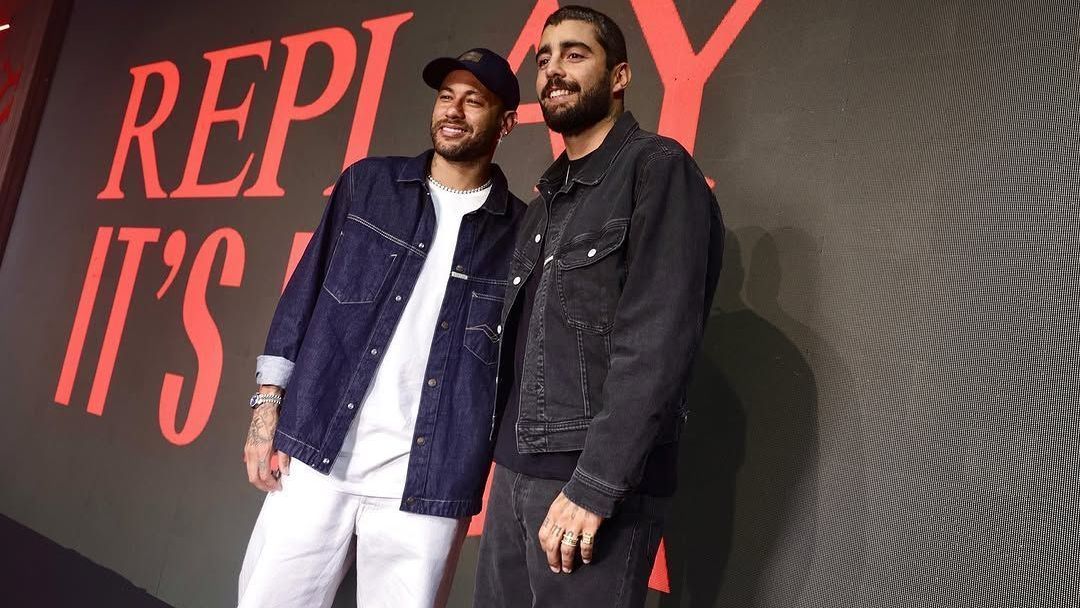 Neymar posa com Pedro Scooby em evento da marca de jeans Replay, no Allianz Parque