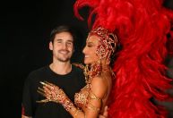 Famosos chegam para Desfile das Campeãs no Rio; veja fotos