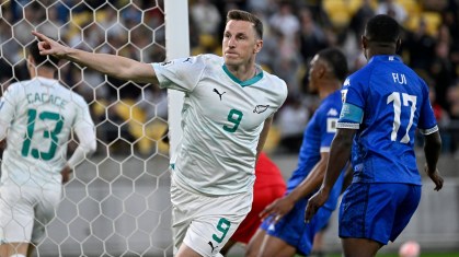 Chris Wood marca para a Nova Zelândia contra Fiji