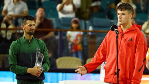 Djokovic assiste a discurso de Mensik após vitória do tcheco no Miami Open