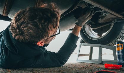 Quais itens de segurança o motorista pode revisar antes de viajar?