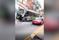 Ônibus bate em duas casas após falha no freio na zona norte de São Paulo 