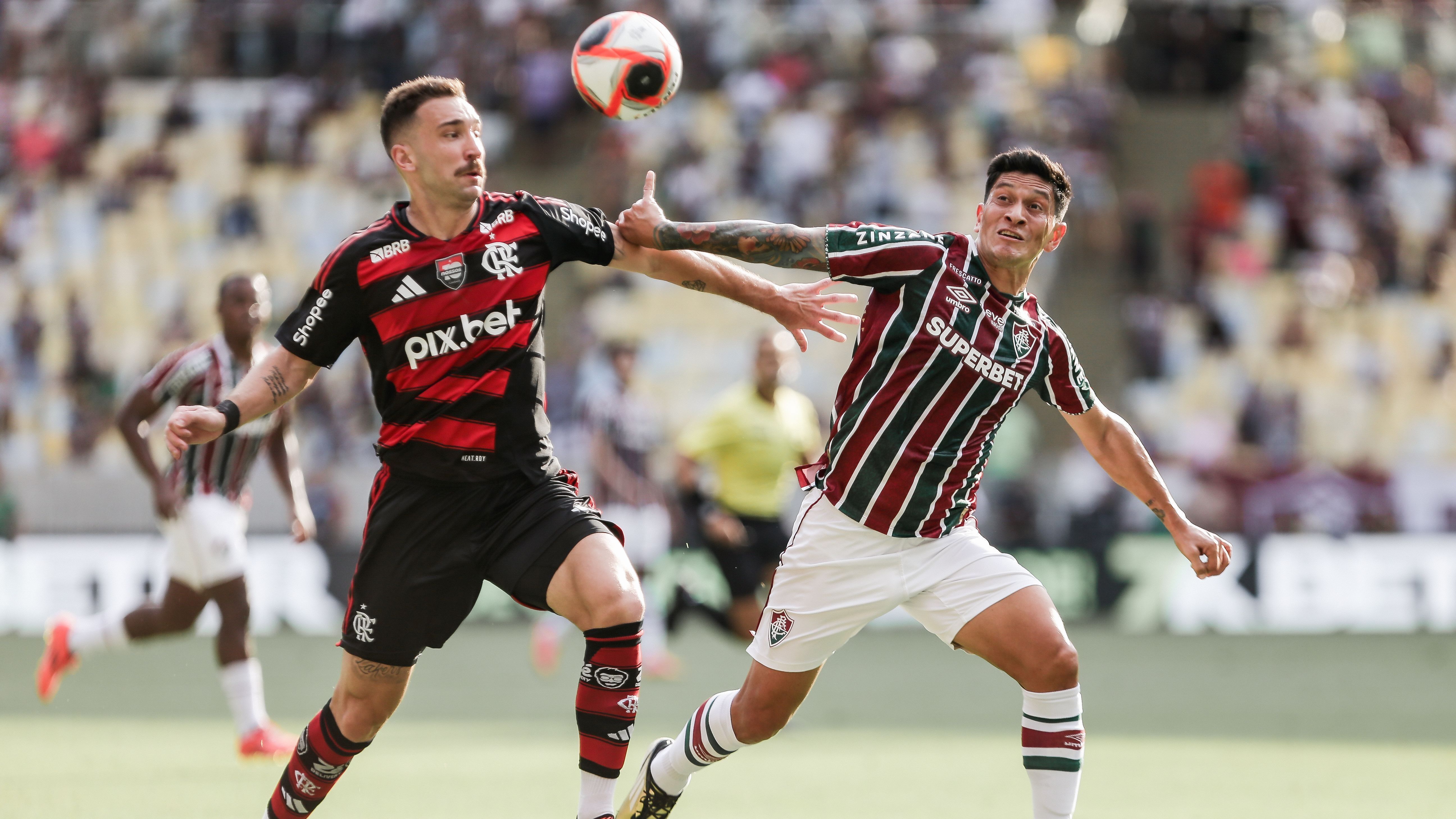 Léo Ortiz e Cano disputam jogada em clássico carioca