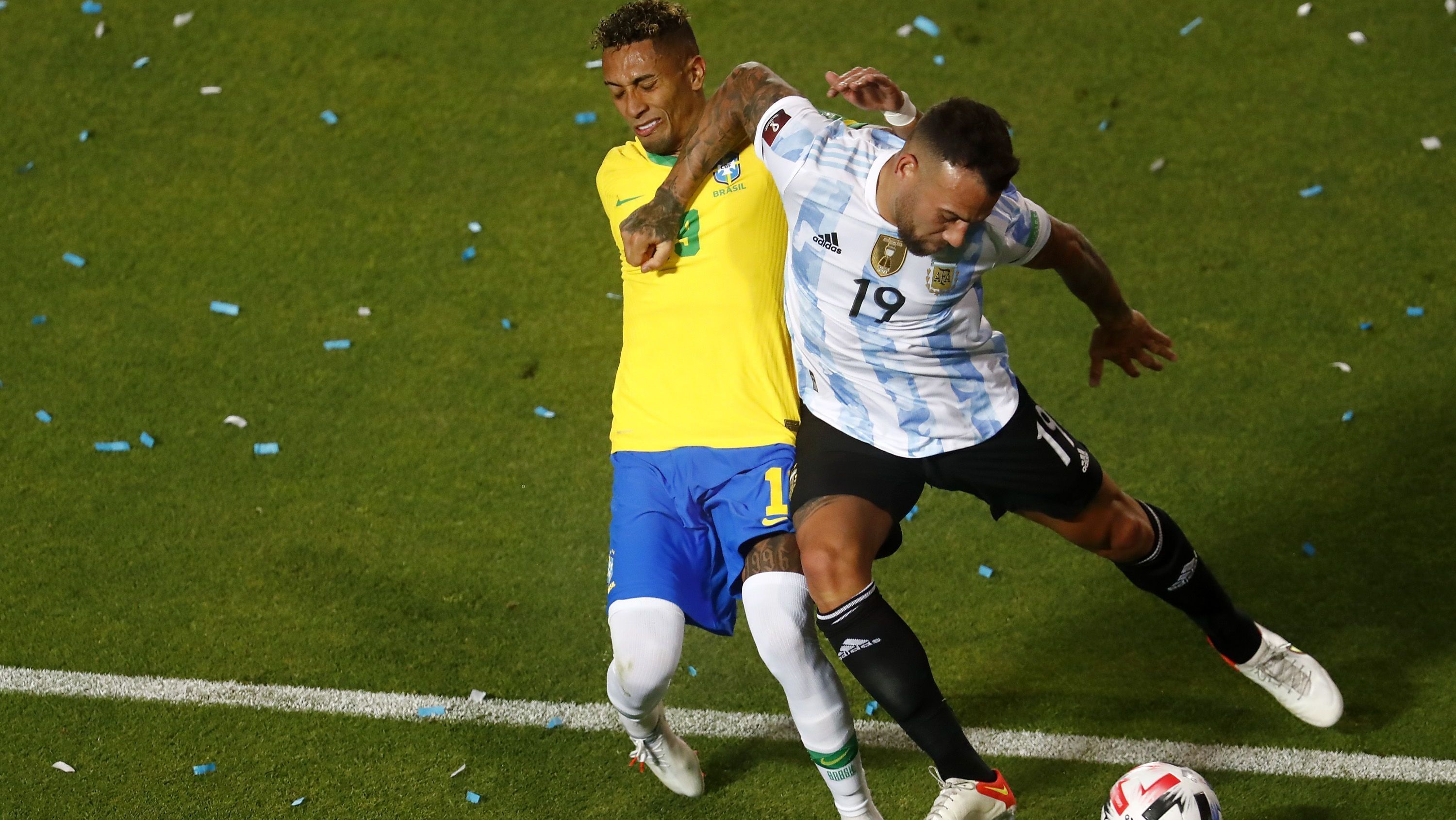 Otamendi acerta cotovelada em Raphinha no último Argentina x Brasil pelas Eliminatórias, em 2021