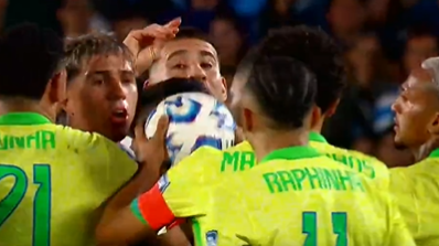 "Fala muito": Otamendi provoca Raphinha durante Argentina x Brasil