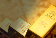 Ouro cai com realização de lucros após máxima histórica