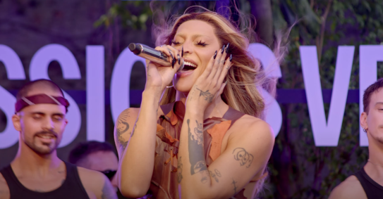 A faixa foi gravada durante uma festa Deezer Sessions de Verão, no Rio de Janeiro, onde também foi registrado um clipe com o público