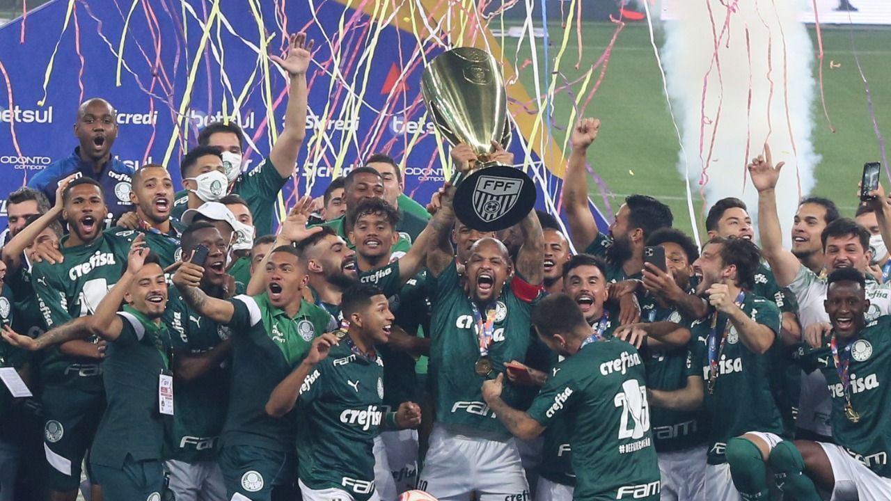 Elenco do Palmeiras comemorando o título do Paulistão de 2020 no Allianz Parque