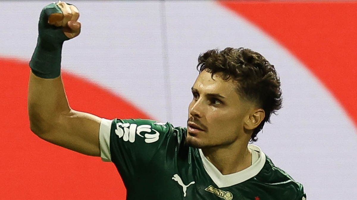 Raphael Veiga comemora gol do Palmeiras sobre o São Paulo