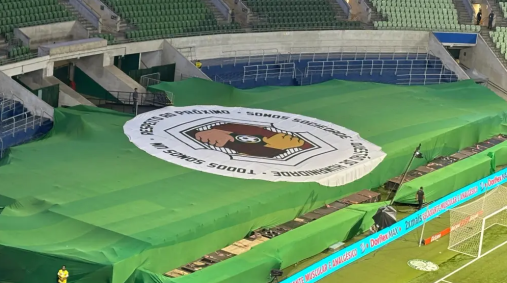 Bandeirão contra o racismo no Allianz Parque antes de Palmeiras x São Paulo
