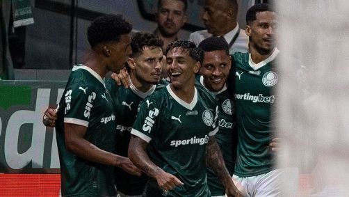 Jogadores do Palmeiras comemoram gol