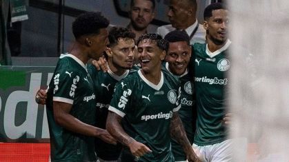 Jogadores do Palmeiras comemoram gol