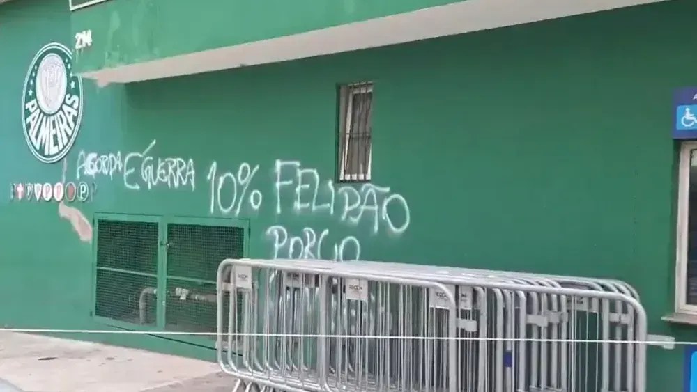 Muro do Allianz Parque pichado após derrota para o Corinthians