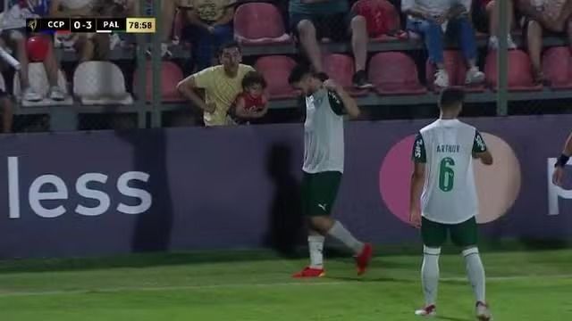 Torcedor do San Lorenzo faz gestos racistas para Figueiredo, do Palmeiras • Foto: Reprodução Sportv